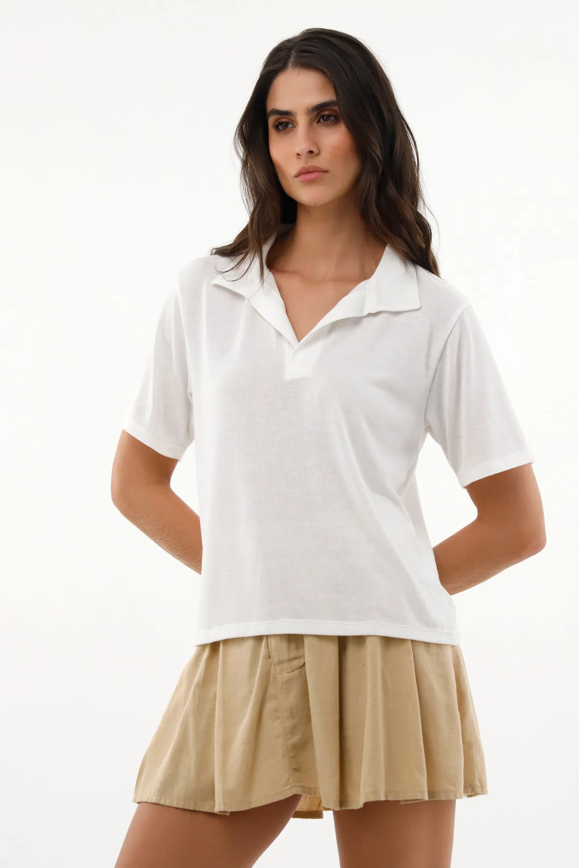 Camiseta blanca tipo polo para mujer