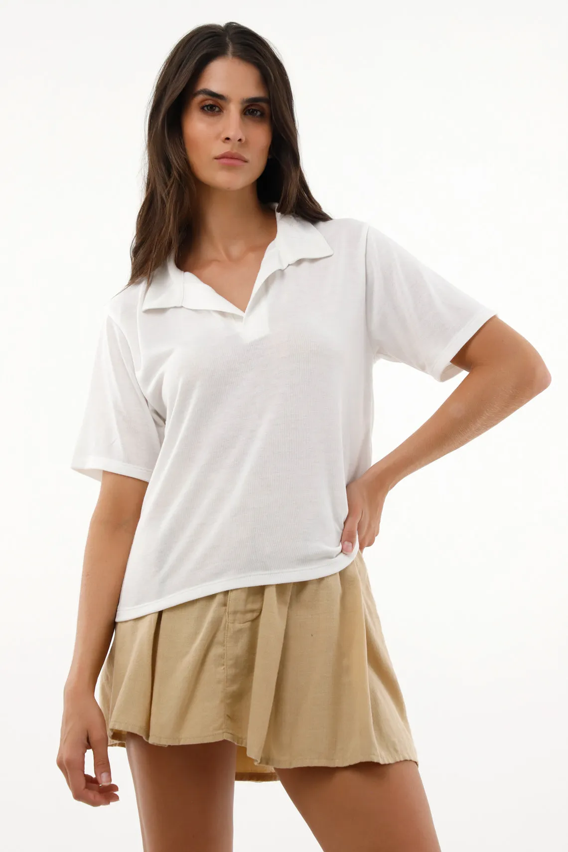 Camiseta blanca tipo polo para mujer