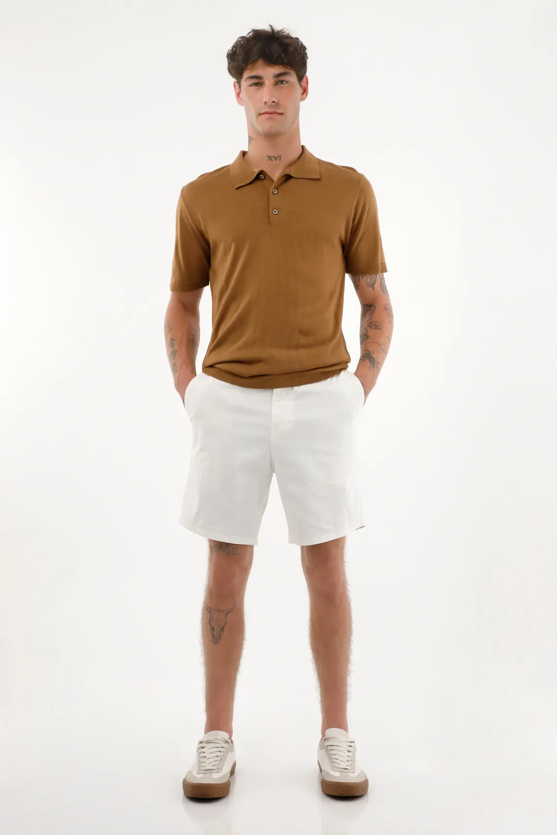 Camiseta tipo polo tejida café para hombre