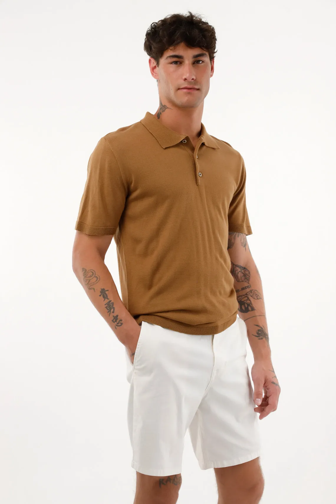 Camiseta tipo polo tejida café para hombre