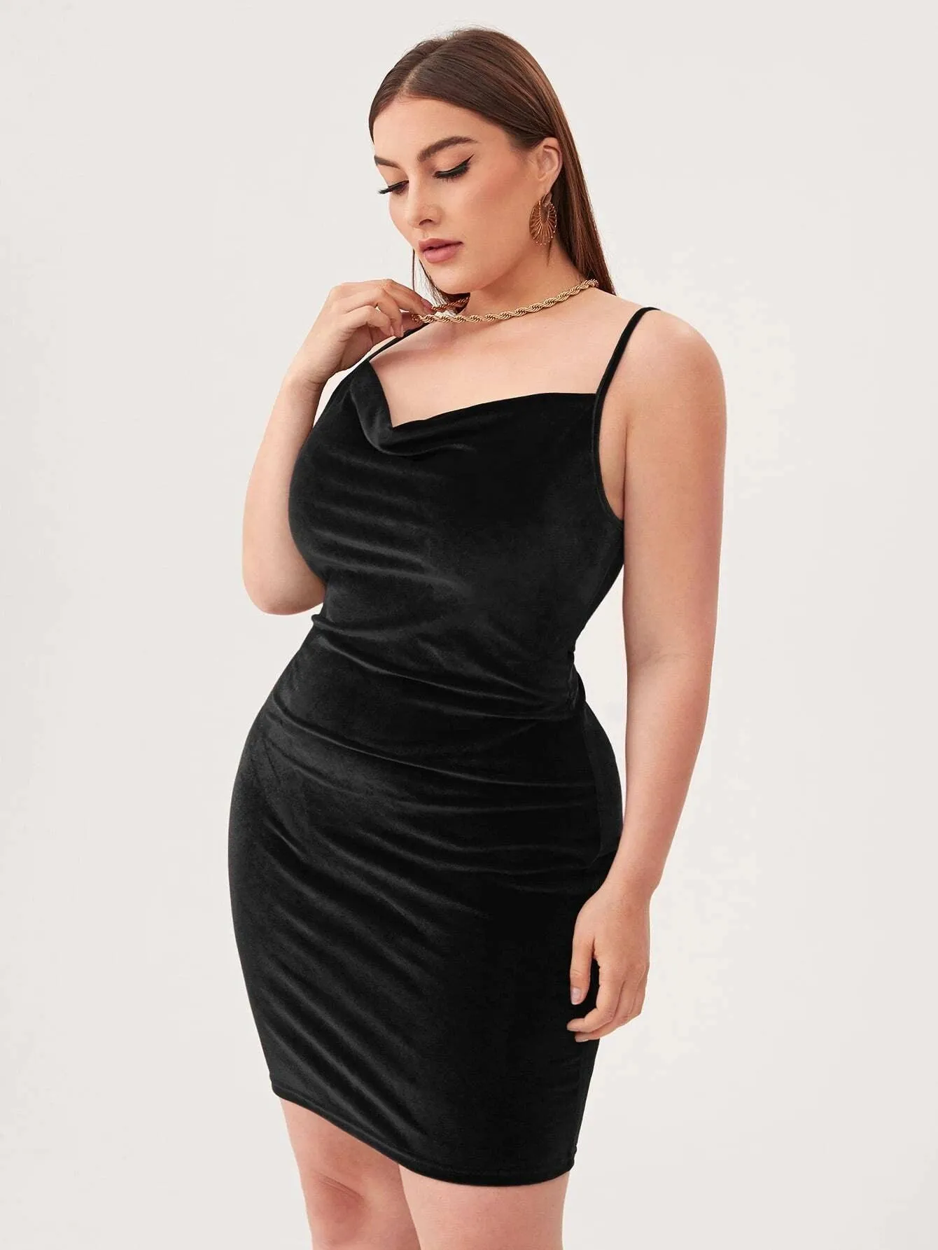 Vestido Curto Aveludado Plus Size - Selina